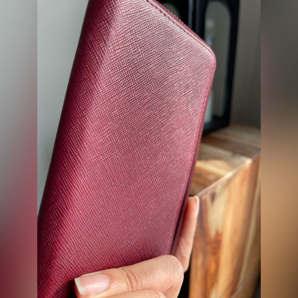Vintage Roots Valencia wristlet wallet in red/burgundy saffiano-style leather - Picture 8 of 16